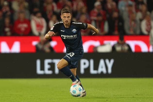 Marcel Hoffmeier (SC Paderborn) in Aktion, am Ball, Einzelaktion waehrend des Spiels der 2. Bundesliga zwischen 1. FC Köln und SC Paderborn 07, RheinEnergieStadion am 25. October 2024 in Köln, Deutschland. (Foto von Oliver Kaelke DeFodi Images) +++ Marcel Hoffmeier (SC Paderborn) controls the ball during the 2. Bundesliga match between 1. FC Koeln and SC Paderborn 07 at RheinEnergieStadion on October 25, 2024 in Cologne, Germany. (Photo by Oliver Kaelke DeFodi Images) DFL regulations prohibit any use of photographs as image sequences and or quasi-video. not used in POL SRB CRO FRA GBR NED ITA USA Defodi-678_2024_10_25_OK_FCKSCP_0427