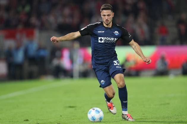 Marcel Hoffmeier (SC Paderborn) in Aktion, am Ball, Einzelaktion waehrend des Spiels der 2. Bundesliga zwischen 1. FC Köln und SC Paderborn 07, RheinEnergieStadion am 25. October 2024 in Köln, Deutschland. (Foto von Oliver Kaelke DeFodi Images) +++ Marcel Hoffmeier (SC Paderborn) controls the ball during the 2. Bundesliga match between 1. FC Koeln and SC Paderborn 07 at RheinEnergieStadion on October 25, 2024 in Cologne, Germany. (Photo by Oliver Kaelke DeFodi Images) DFL regulations prohibit any use of photographs as image sequences and or quasi-video. not used in POL SRB CRO FRA GBR NED ITA USA Defodi-678_2024_10_25_OK_FCKSCP_0791