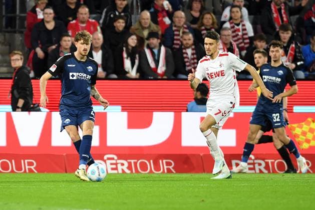 Calvin Brackelmann (SC Paderborn 07) in Aktion, am Ball, Einzelaktion waehrend des Spiels der 2. Bundesliga zwischen dem 1. FC Köln und SC Paderborn 07 im RheinEnergieStadion am 25. October 2024 in Köln, Deutschland. (Foto von Ralf Treese DeFodi Images) +++ Calvin Brackelmann (SC Paderborn 07) controls the ball during the 2. Bundesliga match between 1. FC Köln and SC Paderborn 07 at RheinEnergieStadion on October 25, 2024 in Cologne, Germany. (Photo by Ralf Treese DeFodi Images) DFB DFL REGULATIONS PROHIBIT ANY USE OF PHOTOGRAPHS AS IMAGE SEQUENCES AND OR QUASI-VIDEO. not used in POL SRB CRO FRA GBR NED ITA USA Defodi-521_KOEPAD20241025_052