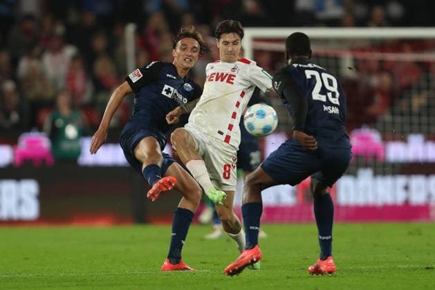Luis Engelns (SC Paderborn), Denis Huseinbasic (1. FC Koeln) und Ilyas Ansah (SC Paderborn) im Zweikampf waehrend des Spiels der 2. Bundesliga zwischen 1. FC Köln und SC Paderborn 07, RheinEnergieStadion am 25. October 2024 in Köln, Deutschland. (Foto von Oliver Kaelke DeFodi Images) +++ Luis Engelns (SC Paderborn), Denis Huseinbasic (1. FC Koeln) und Ilyas Ansah (SC Paderborn) battle for the ball during the 2. Bundesliga match between 1. FC Koeln and SC Paderborn 07 at RheinEnergieStadion on October 25, 2024 in Cologne, Germany. (Photo by Oliver Kaelke DeFodi Images) DFL regulations prohibit any use of photographs as image sequences and or quasi-video. not used in POL SRB CRO FRA GBR NED ITA USA Defodi-678_2024_10_25_OK_FCKSCP_1118