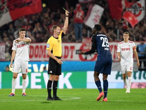 Schiedsrichter Florian Lechner zeigt Ilyas Ansah (SC Paderborn 07) die gelbe Karte waehrend des Spiels der 2. Bundesliga zwischen dem 1. FC Köln und SC Paderborn 07 im RheinEnergieStadion am 25. October 2024 in Köln, Deutschland. (Foto von Ralf Treese DeFodi Images) +++ Schiedsrichter Florian Lechner shows the yellow card to Ilyas Ansah (SC Paderborn 07) during the 2. Bundesliga match between 1. FC Köln and SC Paderborn 07 at RheinEnergieStadion on October 25, 2024 in Cologne, Germany. (Photo by Ralf Treese DeFodi Images) DFB DFL REGULATIONS PROHIBIT ANY USE OF PHOTOGRAPHS AS IMAGE SEQUENCES AND OR QUASI-VIDEO. not used in POL SRB CRO FRA GBR NED ITA USA Defodi-521_KOEPAD20241025_075
