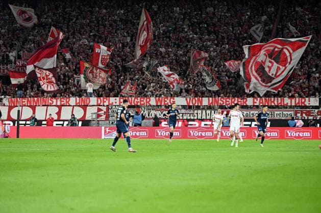 Fans 1. FC Koeln mit Banner: Innenminister und DFL: Finger weg von unserer Fankultur waehrend des Spiels der 2. Bundesliga zwischen dem 1. FC Köln und SC Paderborn 07 im RheinEnergieStadion am 25. October 2024 in Köln, Deutschland. (Foto von Ralf Treese DeFodi Images) +++ Fans 1. FC Koeln with banner during the 2. Bundesliga match between 1. FC Köln and SC Paderborn 07 at RheinEnergieStadion on October 25, 2024 in Cologne, Germany. (Photo by Ralf Treese DeFodi Images) DFB DFL REGULATIONS PROHIBIT ANY USE OF PHOTOGRAPHS AS IMAGE SEQUENCES AND OR QUASI-VIDEO. not used in POL SRB CRO FRA GBR NED ITA USA Defodi-521_KOEPAD20241025_099