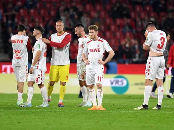 Denis Huseinbasic (1. FC Koeln), Jan Thielmann (1. FC Koeln), Torwart Marvin Schwaebe (1. FC Koeln), Sargis Adamyan (1. FC Koeln), Florian Kainz (1. FC Koeln) und Dominique Heintz (1. FC Koeln) enttaeuscht nach Spielende waehrend des Spiels der 2. Bundesliga zwischen dem 1. FC Köln und SC Paderborn 07 im RheinEnergieStadion am 25. October 2024 in Köln, Deutschland. (Foto von Ralf Treese DeFodi Images) +++ Denis Huseinbasic (1. FC Koeln), Jan Thielmann (1. FC Koeln), Torwart Marvin Schwaebe (1. FC Koeln), Sargis Adamyan (1. FC Koeln), Florian Kainz (1. FC Koeln) und Dominique Heintz (1. FC Koeln) look dejected after the game during the 2. Bundesliga match between 1. FC Köln and SC Paderborn 07 at RheinEnergieStadion on October 25, 2024 in Cologne, Germany. (Photo by Ralf Treese DeFodi Images) DFB DFL REGULATIONS PROHIBIT ANY USE OF PHOTOGRAPHS AS IMAGE SEQUENCES AND OR QUASI-VIDEO. not used in POL SRB CRO FRA GBR NED ITA USA Defodi-521_KOEPAD20241025_096
