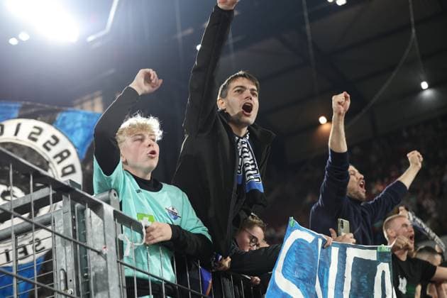 GER, 2.FBL. 1. FC Koeln vs. SC Paderborn 25.10.2024, Rheinenergie Stadion, Koeln, GER, 2.FBL. 1. FC Koeln vs. SC Paderborn, im Bild: nach Ende des Spiels freuen sich die Paderborner Fans ueber den Sieg