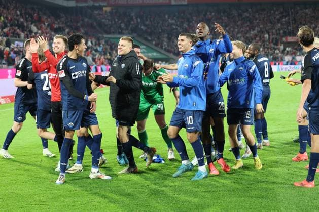 GER, 2.FBL. 1. FC Koeln vs. SC Paderborn 25.10.2024, Rheinenergie Stadion, Koeln, GER, 2.FBL. 1. FC Koeln vs. SC Paderborn, im Bild: die Paderborner freuen sich ueber den Sieg und tanzen vor der Fankurve