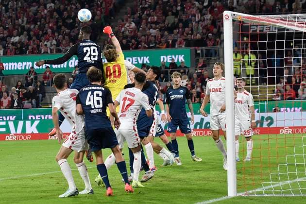 Strafraumszene Torwart Jonas Urbig (Koeln 40) vereitelt Torchance von Ilyas Ansah (Paderborn 29) 25.10.2024 Fussball 1. FC Koeln vs SC Paderborn 07, Rheinenergiestadion, Koeln, DFB DFL REGULATIONS PROHIBIT ANY USE OF PHOTOGRAPHS AS IMAGE SEQUENCES AND OR QUASI-VIDEO NRW Germany