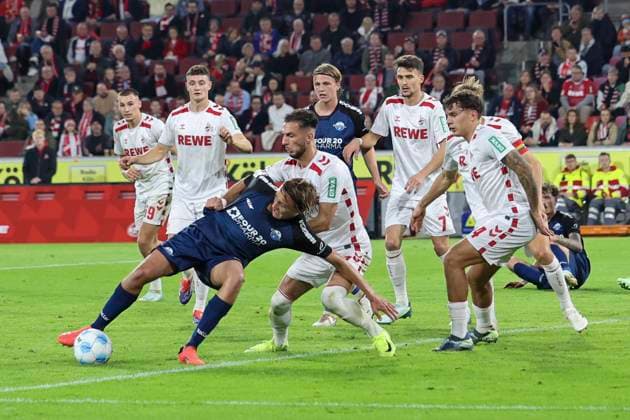 GER, 2.FBL. 1. FC Koeln vs. SC Paderborn 25.10.2024, Rheinenergie Stadion, Koeln, GER, 2.FBL. 1. FC Koeln vs. SC Paderborn, im Bild: Zweikampf im Strafraum der Koelner der nach 11 Meter aussieht .. Leart Paqarada (FC Koeln 17), zieht Luis Engelns (Paderborn 46), nach unten