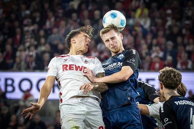 1. FC Köln - SC Paderborn 07, 25.10.2024 Julian Pauli (1. FC Köln, 24) und Tjark Scheller (SC Paderborn 07, 25) beim Kopfballduell; 10. Spieltag der 2. Fußball-Bundesliga, 1. FC Köln - SC Paderborn 07 am 25.10.2024 im RheinEnergie-Stadion in Köln. DIE DFL-VORSCHRIFTEN VERBIETEN JEDE VERWENDUNG VON FOTOS ALS BILDSEQUENZEN UND ODER QUASI-VIDEO.