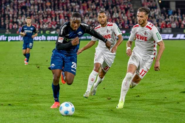 v. li. im Kampf um den Ball p28 Linton Maina (Koeln 37) Leart Pacarada (Koeln 17) 25.10.2024 Fussball 1. FC Koeln vs SC Paderborn 07, Rheinenergiestadion, Koeln, DFB DFL REGULATIONS PROHIBIT ANY USE OF PHOTOGRAPHS AS IMAGE SEQUENCES AND OR QUASI-VIDEO NRW Germany