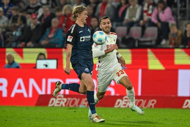 v. li. im Zweikampf Felix Götze Goetze (Paderborn 20) Sargis Adamyan (Koeln 23) 25.10.2024 Fussball 1. FC Koeln vs SC Paderborn 07, Rheinenergiestadion, Koeln, DFB DFL REGULATIONS PROHIBIT ANY USE OF PHOTOGRAPHS AS IMAGE SEQUENCES AND OR QUASI-VIDEO NRW Germany