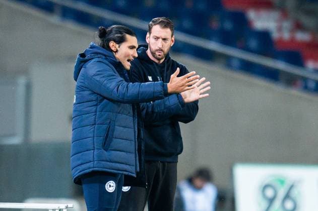 23.10.2024 - Fußball, 2024 2025, 3. Liga, 11. Spieltag, Hannover 96 II - DSC Arminia Bielefeld: (L-R) Daniel Jara (Co-Trainer - Bielefeld), Mitch, Michel Kniat (Trainer - Bielefeld) DFB REGULATIONS PROHIBIT ANY USE OF PHOTOGRAPHS AS IMAGE SEQUENCES AND OR QUASI-VIDEO.