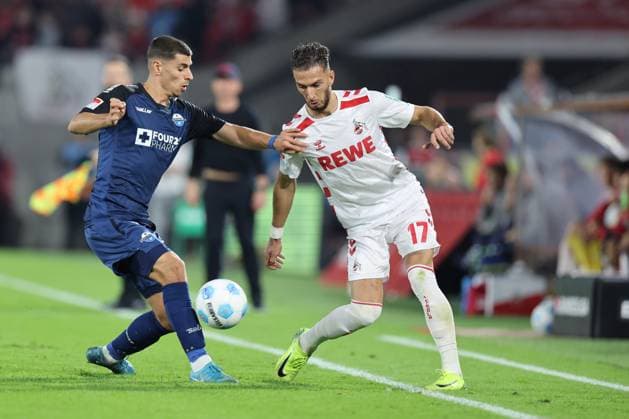 GER, 2.FBL. 1. FC Koeln vs. SC Paderborn 25.10.2024, Rheinenergie Stadion, Koeln, GER, 2.FBL. 1. FC Koeln vs. SC Paderborn, im Bild: Leart Paqarada (FC Koeln 17),im Zweikampf gegen Raphael Obermair (Paderborn 23),