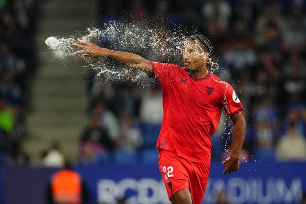 Bilder des Jahres 2024, Sport 10 Oktober Sport Themen der Woche KW43 Sport Bilder des Tages ESP: RCD Espanyol v Sevilla CF. La Liga EA Sports Loic Bade of Sevilla FC during the La Liga match between RCD Espanyol and Sevilla FC played at RCDE Stadium on October 25, 2024 in Barcelona, Spain. kpng Copyright: xBaguxBlancox xPRESSINPHOTOx PS_241025_ESP_SEV_013