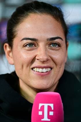 Eine fröhliche Trainerin Sabrina Wittmann (FC Ingolstadt) beim Interview, TV, Fernsehen, Mikrofon, Freude, freundlich, fröhlich, strahlend, optimistisch, Porträt, Portrait, Einzelbild, Aktion, Action, 25.10.2024, Ingolstadt (Deutschland), Fussball, 3. Liga, FC Ingolstadt 04 - Borussia Dortmund II, DFB DFL REGULATIONS PROHIBIT ANY USE OF PHOTOGRAPHS AS IMAGE SEQUENCES AND OR QUASI-VIDEO.