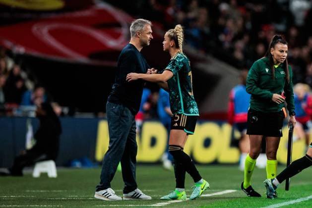Freundschaftsspiel Damen: England - Deutschland; 25.10.2024 Christian Wück (Deutschland, Bundestrainer) klatscht mit Giulia Gwinn (Deutschland, 15) bei Auswechslung ab Freundschaftsspiel Damen: England - Deutschland, London, Wembley Stadium am 25.10.2024 Copyright: xBEAUTIFULxSPORTS Wunderlx