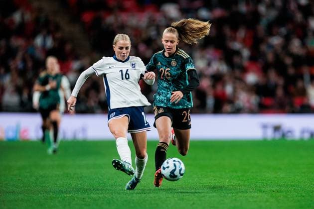 Freundschaftsspiel Damen: England - Deutschland; 25.10.2024 Zweikampf Alex Greenwood (England, 16), Vivien Endemann (Deutschland, 26) Freundschaftsspiel Damen: England - Deutschland, London, Wembley Stadium am 25.10.2024 *** Friendly match women England Germany 25 10 2024 duel Alex Greenwood England, 16 , Vivien Endemann Germany, 26 Friendly match women England Germany, London, Wembley Stadium on 25 10 2024 Copyright: xBEAUTIFULxSPORTS Wunderlx