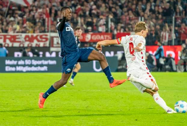 Ilyas Ansah (SC Paderborn, 29) beim Spiel gegen den 1. FC Köln im Zweikampf mit Timo Hübers (1. FC Köln, 4) 1. FC Köln - SC Paderborn, 25.10.2024, Fussball, 2. Bundesliga, RheinEnergieStadion Köln