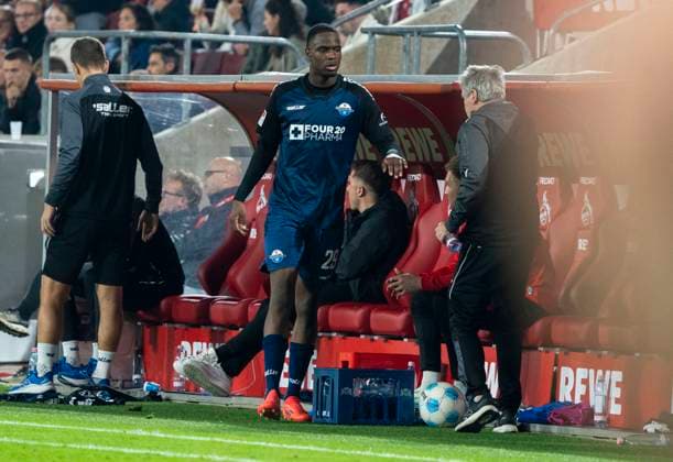 Ilyas Ansah (SC Paderborn, 29) beim Spiel gegen den 1. FC Köln nach seiner Auswechslung. 1. FC Köln - SC Paderborn, 25.10.2024, Fussball, 2. Bundesliga, RheinEnergieStadion Köln