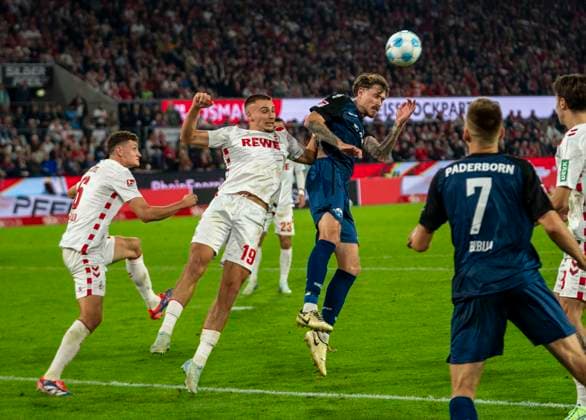 Calvin Brackelmann (SC Paderborn, 4) beim Kopfball. Tim Lemperle (1. FC Koeln, 19) versucht den Ball zu verteidigen. 1. FC Köln - SC Paderborn, 25.10.2024, Fussball, 2. Bundesliga, RheinEnergieStadion Köln