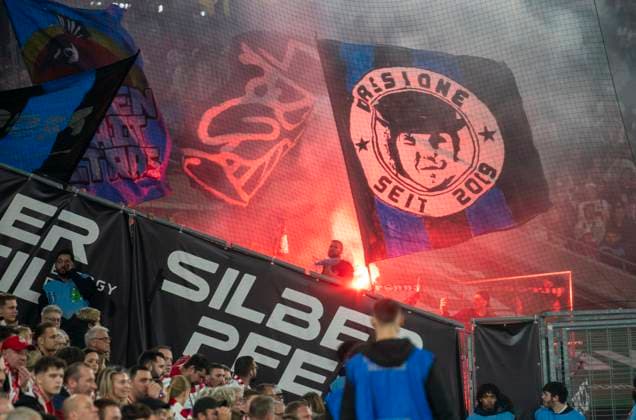 Pyrotechnik bei den Fans vom SC Paderborn. Rauch, Leuchtfackel. 1. FC Köln - SC Paderborn, 25.10.2024, Fussball, 2. Bundesliga, RheinEnergieStadion Köln