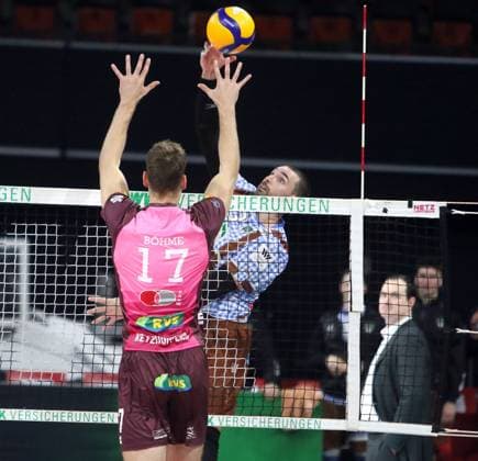 von links Niclas BOEHME (KWh),Victor RODRIGUEZ PEREZ (Herrsching), He-Volleyballl, Bundesliga 2024 25 WWK Volleys Herrsching vs Energiequelle Netzhoppers Koenigs Wusterhausen, Muenchen, BMW Park, 25.10.24 Copyright: WolfgangxFehrmann