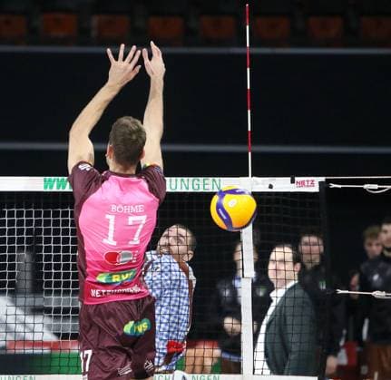 von links Niclas BOEHME (KWh),Victor RODRIGUEZ PEREZ (Herrsching), He-Volleyballl, Bundesliga 2024 25 WWK Volleys Herrsching vs Energiequelle Netzhoppers Koenigs Wusterhausen, Muenchen, BMW Park, 25.10.24 Copyright: WolfgangxFehrmann