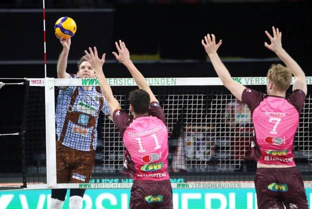 von links Filip JOHN (Herrsching), Theo TIMMERMANN (KWh), He-Volleyballl, Bundesliga 2024 25 WWK Volleys Herrsching vs Energiequelle Netzhoppers Koenigs Wusterhausen, Muenchen, BMW Park, 25.10.24 Copyright: WolfgangxFehrmann