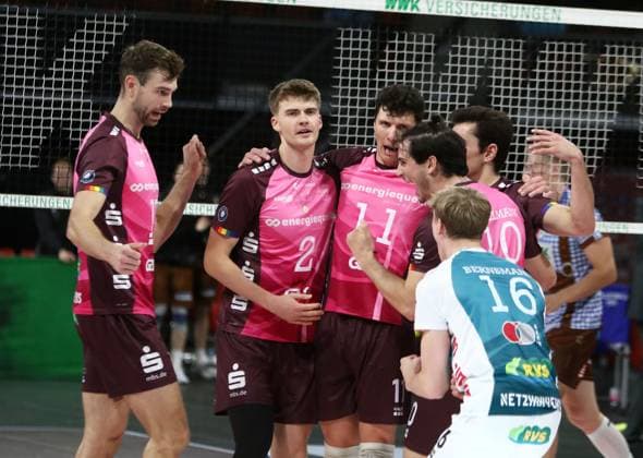 Freude der Mannschaft aus KWh nach Punktgewinn, He-Volleyballl, Bundesliga 2024 25 WWK Volleys Herrsching vs Energiequelle Netzhoppers Koenigs Wusterhausen, Muenchen, BMW Park, 25.10.24 Copyright: WolfgangxFehrmann