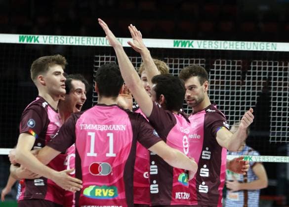 Freude der Mannschaft aus KWh He-Volleyballl, Bundesliga 2024 25 WWK Volleys Herrsching vs Energiequelle Netzhoppers Koenigs Wusterhausen, Muenchen, BMW Park, 25.10.24 Copyright: WolfgangxFehrmann