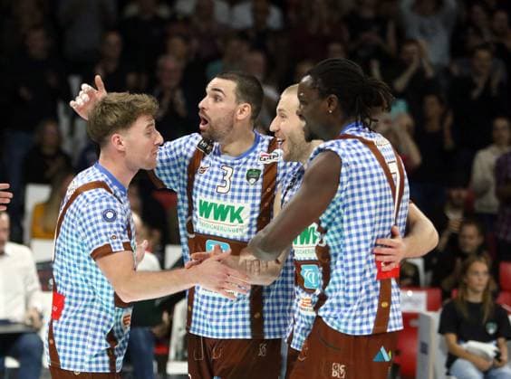 Freude der Herrschinger Mannschaft ueberden Gewinn des ersten Satzes, in der Mitte Victor RODRIGUEZ PEREZ (Herrsching), He-Volleyballl, Bundesliga 2024 25 WWK Volleys Herrsching vs Energiequelle Netzhoppers Koenigs Wusterhausen, Muenchen, BMW Park, 25.10.24 Copyright: WolfgangxFehrmann