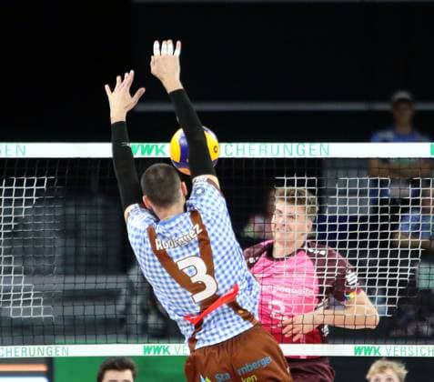 von links Victor RODRIGUEZ PEREZ (Herrsching), Maxim KUENITZ (KWh), He-Volleyballl, Bundesliga 2024 25 WWK Volleys Herrsching vs Energiequelle Netzhoppers Koenigs Wusterhausen, Muenchen, BMW Park, 25.10.24 Copyright: WolfgangxFehrmann