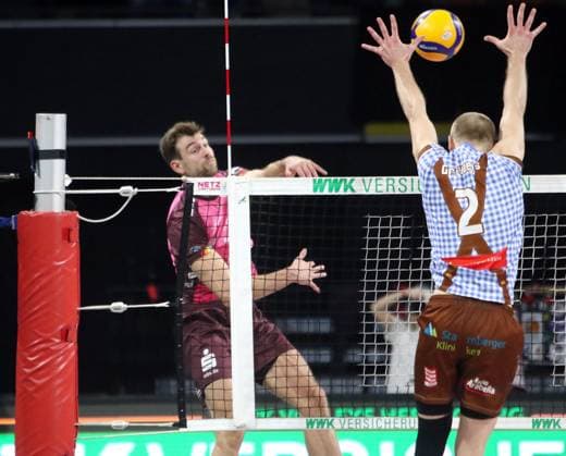 von links Niclas BOEHME (KWh),Daniel GRUVAEUS (Herrsching), He-Volleyballl, Bundesliga 2024 25 WWK Volleys Herrsching vs Energiequelle Netzhoppers Koenigs Wusterhausen, Muenchen, BMW Park, 25.10.24 Copyright: WolfgangxFehrmann