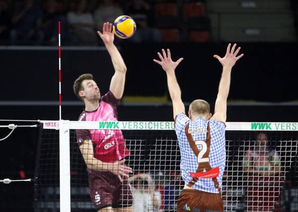 Sport Bilder des Tages von links Niclas BOEHME (KWh),Daniel GRUVAEUS (Herrsching), He-Volleyballl, Bundesliga 2024 25 WWK Volleys Herrsching vs Energiequelle Netzhoppers Koenigs Wusterhausen, Muenchen, BMW Park, 25.10.24 Copyright: WolfgangxFehrmann