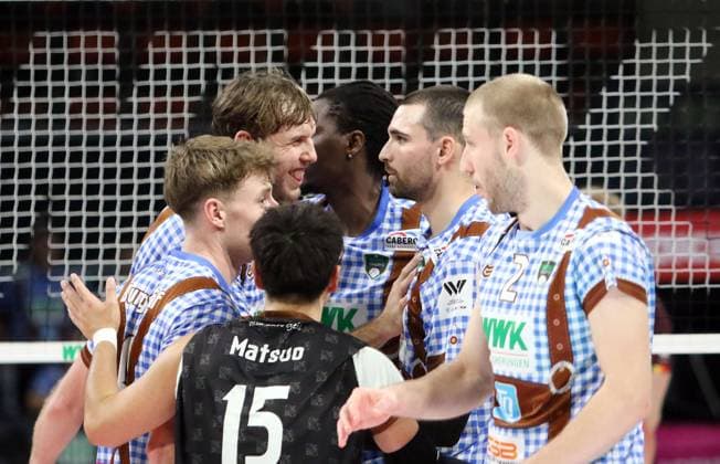Herrschinger Freude ueber einen Punktgewinn, He-Volleyballl, Bundesliga 2024 25 WWK Volleys Herrsching vs Energiequelle Netzhoppers Koenigs Wusterhausen, Muenchen, BMW Park, 25.10.24 Copyright: WolfgangxFehrmann
