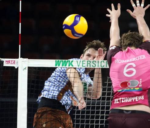 von links Filip JOHN (Herrsching), Lovis HOMBERGER (KWh), He-Volleyballl, Bundesliga 2024 25 WWK Volleys Herrsching vs Energiequelle Netzhoppers Koenigs Wusterhausen, Muenchen, BMW Park, 25.10.24 Copyright: WolfgangxFehrmann