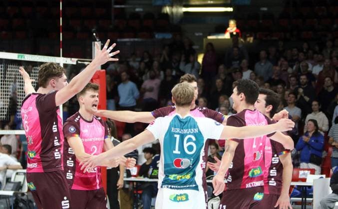 Freude der Spieler aus KWh nach dem gewonnenen Satz He-Volleyballl, Bundesliga 2024 25 WWK Volleys Herrsching vs Energiequelle Netzhoppers Koenigs Wusterhausen, Muenchen, BMW Park, 25.10.24 Copyright: WolfgangxFehrmann
