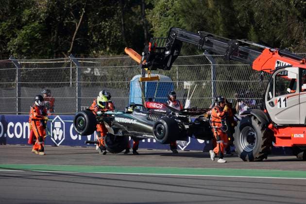 F1 Grand Prix of Mexico - Practice Mercedes-Petronas driver George Russell s car retires after hitting a wall during Practice 2 of the Formula 1 Mexico City Grand Prix in Mexico City, Mexico, on October 25, 2024. Mexico City Mexico City Mexico  Copyright: xGerardoxVieyrax originalFilename:vieyra-notitle241025_npXDI.jpg