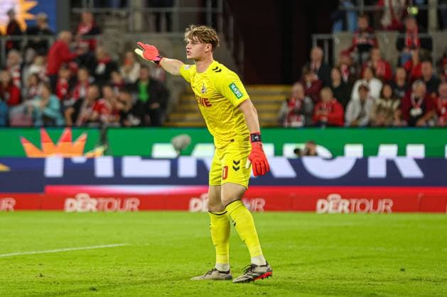 Köln, Deutschland, 25.10.24: Torwart Jonas Urbig (1. FC Koeln) gestikuliert, Gestik waehrend des Spiels der 2. Bundesliga zwischen 1. FC Köln - SC Paderborn im RheinEnergieSTADION am 25. October 2024 in Köln, Deutschland. Köln ReihnEnergieSTADION Germany Copyright: xStefanxBrauerx xBrauer-Fotoagentx