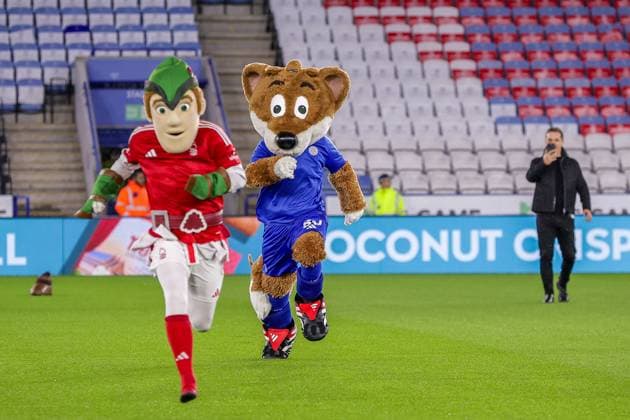 Sport Themen der Woche KW43 Leicester City v Nottingham Forest Premier League 25 10 2024. Jamie Carragher dressed as Nottingham Forest FC mascot Robin Hood in a race against Leicester City mascot Filbert Fox during the Premier League match between Leicester City and Nottingham Forest at the King Power Stadium, Leicester, England on 25 October 2024. Editorial use only DataCo restrictions apply See www.football-dataco.com , Copyright: xJezxTighex PSI-20671-0132