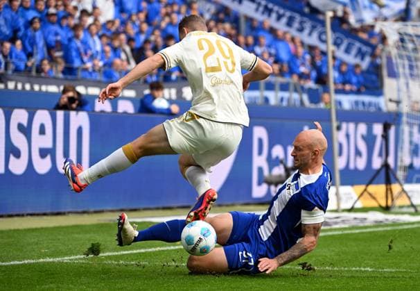 Sport Bilder des Tages RECORD DATE NOT STATED 26.10.2024, xjhx, Fussball 2.Bundesliga, Karlsruher SC - Hertha BSC Berlin emspor, v.l. Lasse Günther (Karlsruher SC KSC), Toni Leistner (Hertha BSC Berlin) (DFL DFB REGULATIONS PROHIBIT ANY USE OF PHOTOGRAPHS as IMAGE SEQUENCES and or QUASI-VIDEO) Karlsruhe