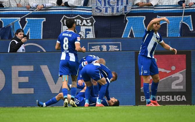 RECORD DATE NOT STATED 26.10.2024, xjhx, Fussball 2.Bundesliga, Karlsruher SC - Hertha BSC Berlin emspor, v.l. Ibrahim Maza (Hertha BSC Berlin) celebrate the goal, Der Torjubel zum 0:1 verletzt, Verletzung, (DFL DFB REGULATIONS PROHIBIT ANY USE OF PHOTOGRAPHS as IMAGE SEQUENCES and or QUASI-VIDEO) Karlsruhe