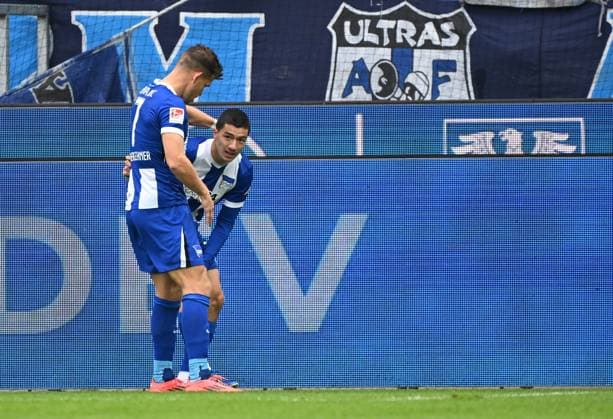 26.10.2024, xjhx, Fussball 2.Bundesliga, Karlsruher SC - Hertha BSC Berlin emspor, v.l. Florian Niederlechner (Hertha BSC Berlin), Ibrahim Maza (Hertha BSC Berlin) celebrate the goal, Der Torjubel zum 0:1 verletzt, Verletzung, (DFL DFB REGULATIONS PROHIBIT ANY USE OF PHOTOGRAPHS as IMAGE SEQUENCES and or QUASI-VIDEO) Karlsruhe