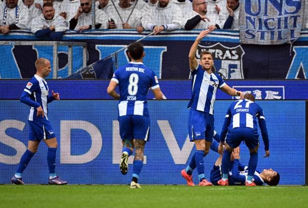 26.10.2024, xjhx, Fussball 2.Bundesliga, Karlsruher SC - Hertha BSC Berlin emspor, v.l. Ibrahim Maza (Hertha BSC Berlin) celebrate the goal, Der Torjubel zum 0:1 verletzt, Verletzung, (DFL DFB REGULATIONS PROHIBIT ANY USE OF PHOTOGRAPHS as IMAGE SEQUENCES and or QUASI-VIDEO) Karlsruhe