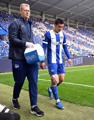 RECORD DATE NOT STATED 26.10.2024, xjhx, Fussball 2.Bundesliga, Karlsruher SC - Hertha BSC Berlin emspor, v.l. Ibrahim Maza (Hertha BSC Berlin) verletzt, Verletzung, (DFL DFB REGULATIONS PROHIBIT ANY USE OF PHOTOGRAPHS as IMAGE SEQUENCES and or QUASI-VIDEO) Karlsruhe