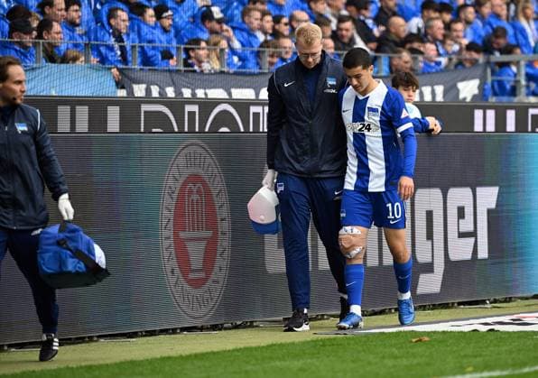 26.10.2024, xjhx, Fussball 2.Bundesliga, Karlsruher SC - Hertha BSC Berlin emspor, v.l. Ibrahim Maza (Hertha BSC Berlin) verletzt, Verletzung, (DFL DFB REGULATIONS PROHIBIT ANY USE OF PHOTOGRAPHS as IMAGE SEQUENCES and or QUASI-VIDEO) Karlsruhe