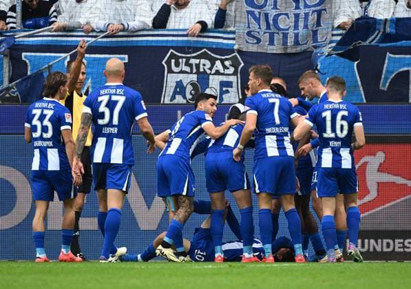26.10.2024, xjhx, Fussball 2.Bundesliga, Karlsruher SC - Hertha BSC Berlin emspor, v.l. Ibrahim Maza (Hertha BSC Berlin) celebrate the goal, Der Torjubel zum 0:1 verletzt, Verletzung, (DFL DFB REGULATIONS PROHIBIT ANY USE OF PHOTOGRAPHS as IMAGE SEQUENCES and or QUASI-VIDEO) Karlsruhe