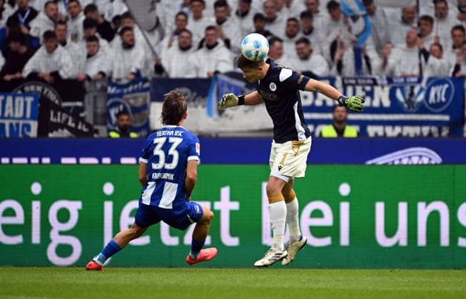 RECORD DATE NOT STATED 26.10.2024, xjhx, Fussball 2.Bundesliga, Karlsruher SC - Hertha BSC Berlin emspor, v.l. Michal Karbownik (Hertha BSC Berlin), Max Weiß Weiss (Karlsruher SC KSC) (DFL DFB REGULATIONS PROHIBIT ANY USE OF PHOTOGRAPHS as IMAGE SEQUENCES and or QUASI-VIDEO) Karlsruhe