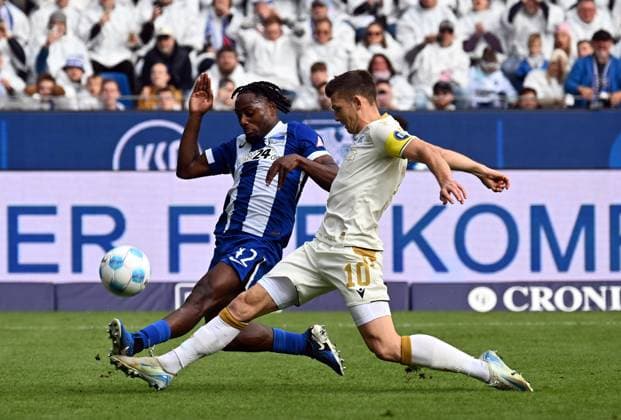 RECORD DATE NOT STATED 26.10.2024, xjhx, Fussball 2.Bundesliga, Karlsruher SC - Hertha BSC Berlin emspor, v.l. Deyovaisio Zeefuik (Hertha BSC Berlin), Marvin Wanitzek (Karlsruher SC KSC) (DFL DFB REGULATIONS PROHIBIT ANY USE OF PHOTOGRAPHS as IMAGE SEQUENCES and or QUASI-VIDEO) Karlsruhe