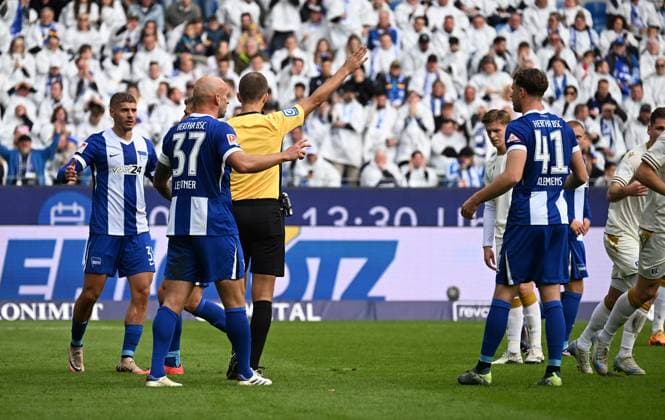 RECORD DATE NOT STATED 26.10.2024, xjhx, Fussball 2.Bundesliga, Karlsruher SC - Hertha BSC Berlin emspor, v.l. Schiedsrichter Florian Heft abseits Elfmeter, Strafstoss, Elfmeterschiessen (DFL DFB REGULATIONS PROHIBIT ANY USE OF PHOTOGRAPHS as IMAGE SEQUENCES and or QUASI-VIDEO) Karlsruhe