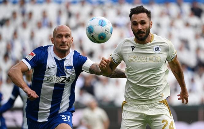 RECORD DATE NOT STATED 26.10.2024, xjhx, Fussball 2.Bundesliga, Karlsruher SC - Hertha BSC Berlin emspor, v.l. Toni Leistner (Hertha BSC Berlin), Fabian Schleusener (Karlsruher SC KSC) (DFL DFB REGULATIONS PROHIBIT ANY USE OF PHOTOGRAPHS as IMAGE SEQUENCES and or QUASI-VIDEO) Karlsruhe